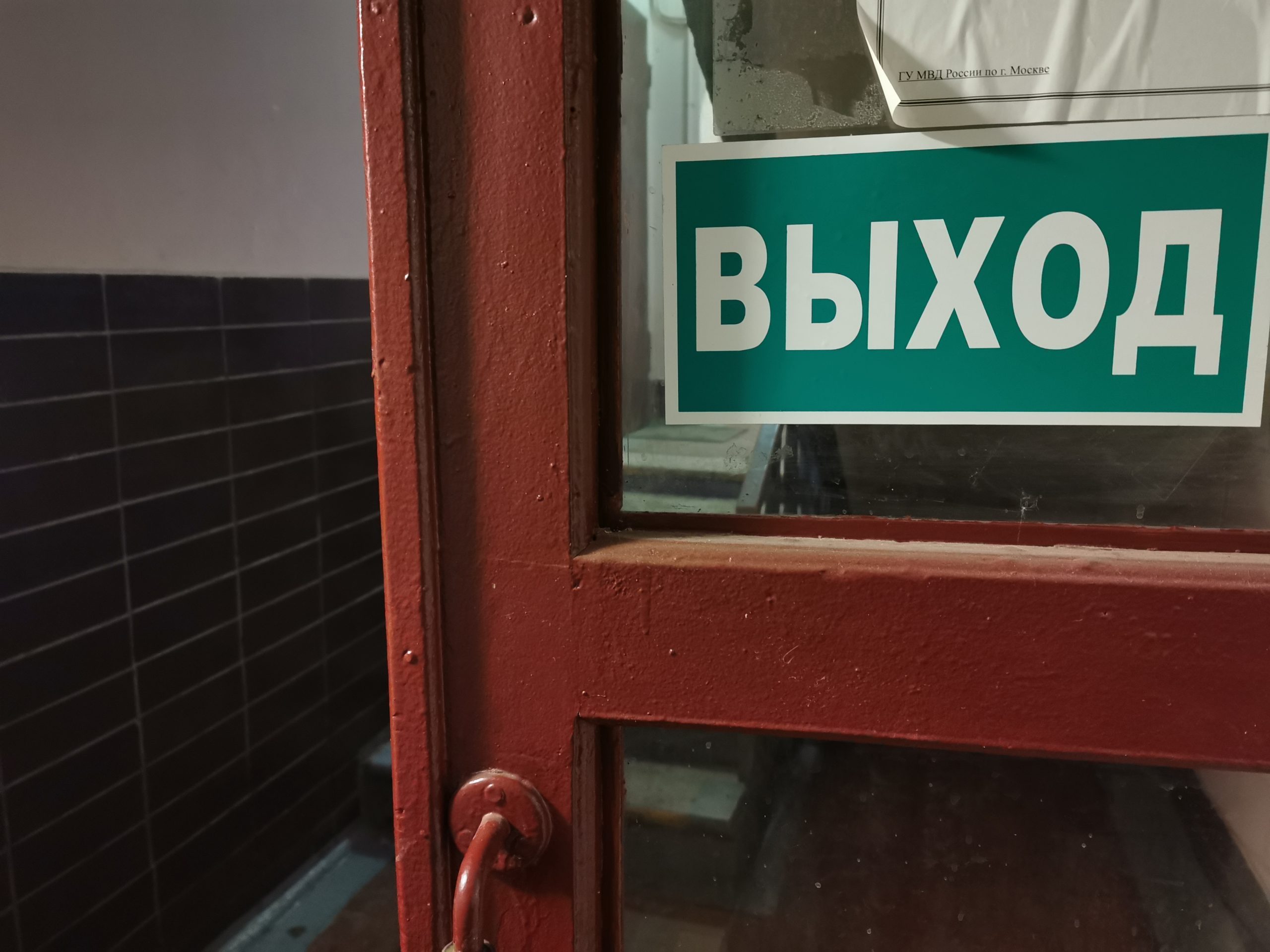 В подъезде на Северном бульваре починили входную дверь