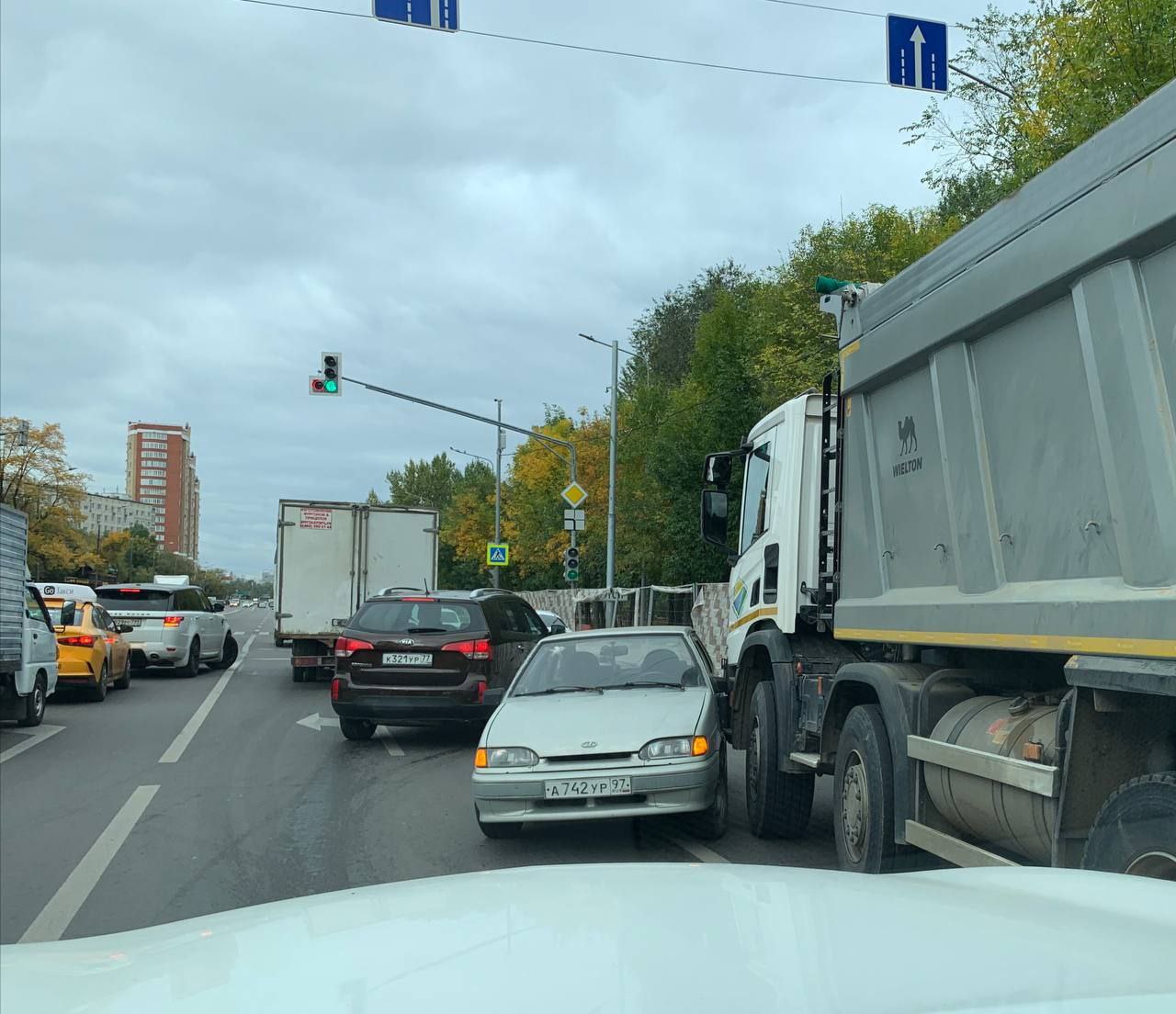 В Юрловском проезде легковушку аж развернуло после ДТП