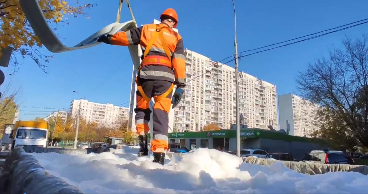 Снег в проезде Якушкина появился после реконструкции трубопровода