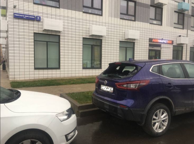 На Римского-Корсакова повредили припаркованный автомобиль