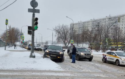 Два внедорожника на Декабристов устроили гонки по снегу