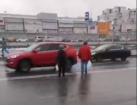 На Декабристов пешеходы не доходят до &#171;зебры&#187;